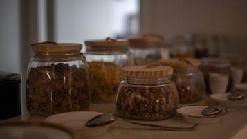 Tägliches Frühstücksbuffet gegen Gebühr