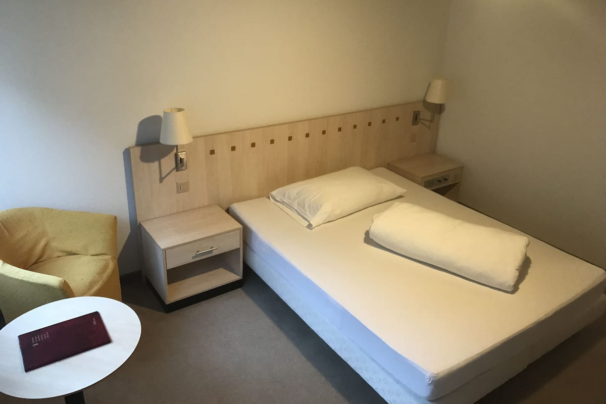 Superior eenpersoonskamer, uitzicht op bergen | Een kluis op de kamer, een bureau, extra bedden, gratis wifi