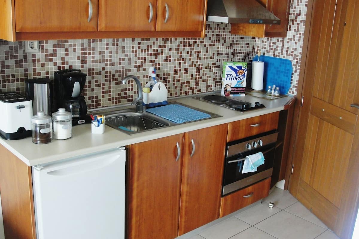 Coffee/tea maker, fridge, oven, stovetop