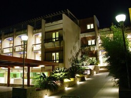 Fachada de la propiedad por la tarde o noche