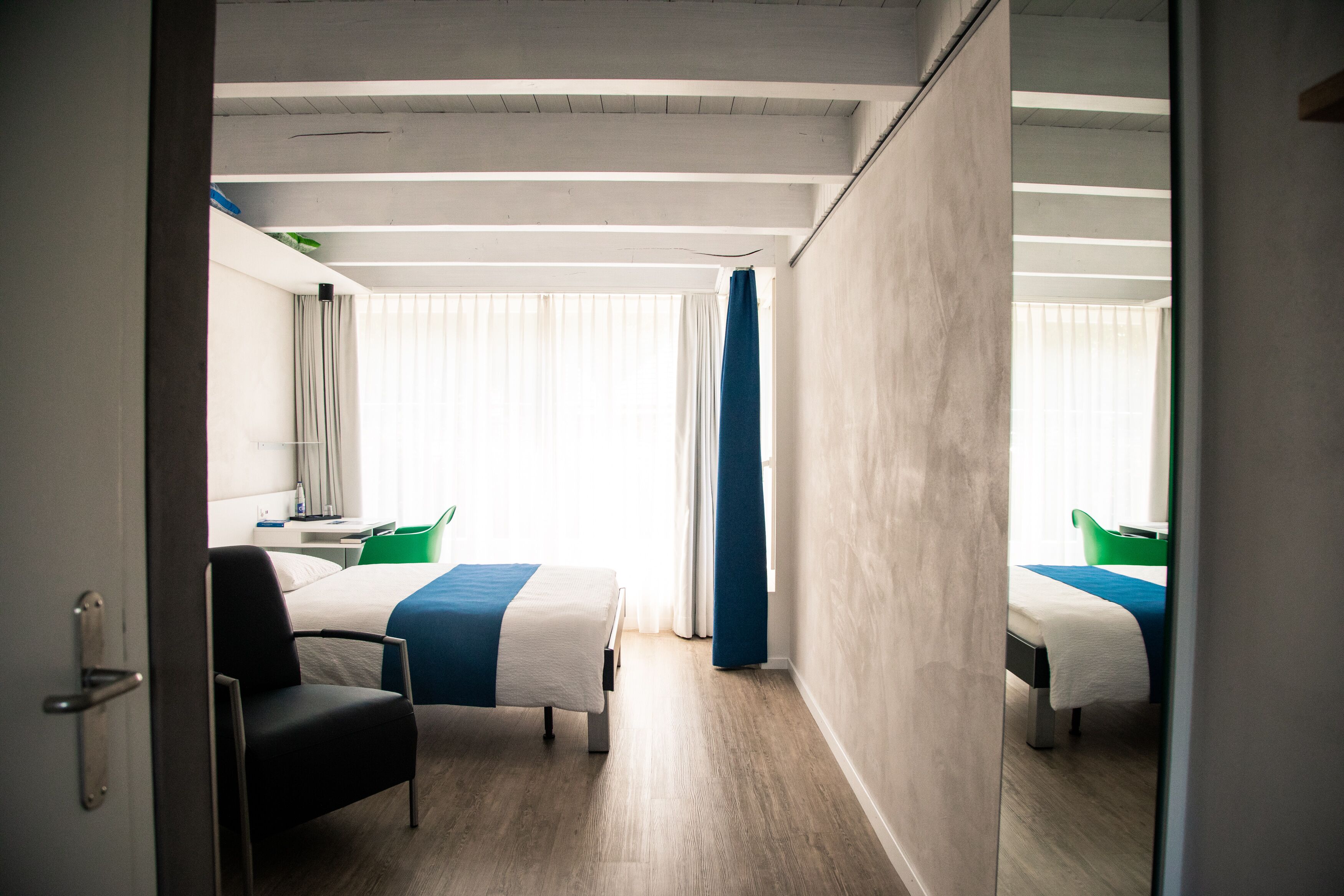 1 bedroom, hypo-allergenic bedding, desk, laptop workspace