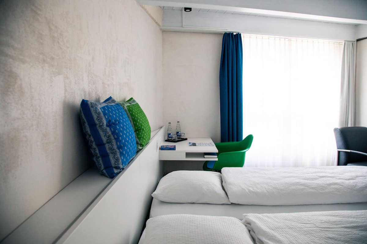 Habitación empresarial doble, con acceso para personas discapacitadas | Ropa de cama hipoalergénica y escritorio