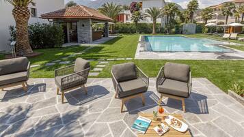 Piscine extérieure, chaises longues