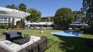 Se sirven comidas, cenas y cocina mediterránea