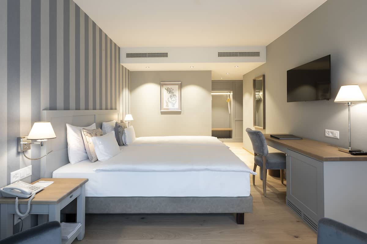 standard double room, 2 single beds | minibar, in-room safe, desk, free wifi