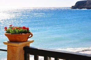 En la playa, camastros, sombrillas y buceo 