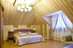 Egyptian cotton sheets, premium bedding, minibar, desk