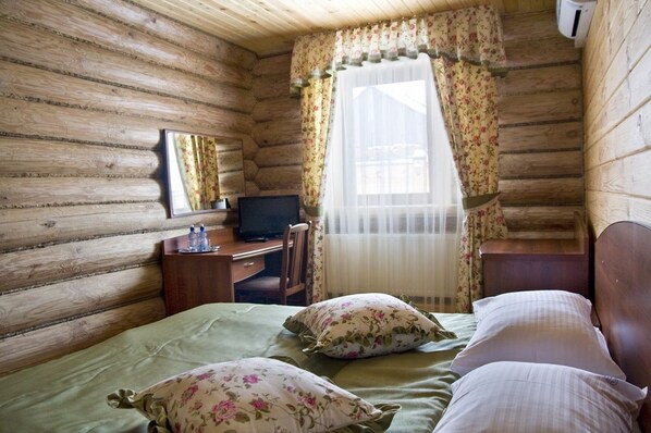 Egyptian cotton sheets, premium bedding, minibar, desk