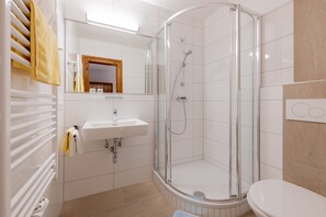 Een douche, een haardroger, handdoeken