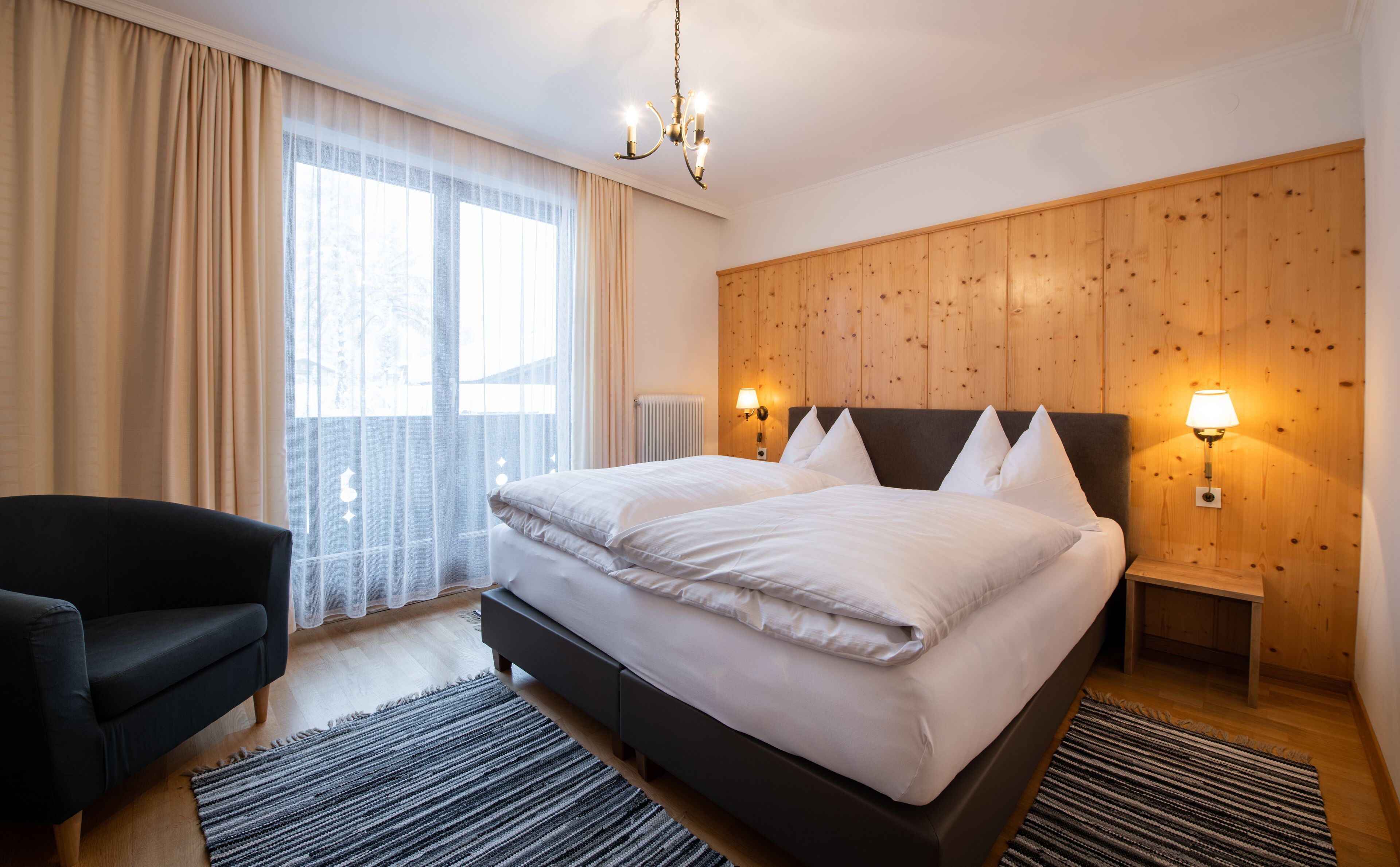 1 多间卧室、高档床上用品、隔音、免费婴儿床