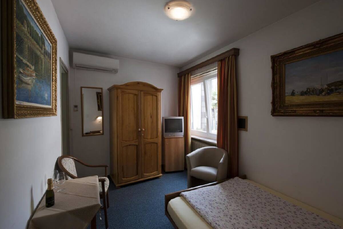Eenpersoonskamer | Luxe beddengoed, een minibar, een kluis op de kamer, een bureau