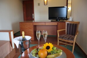 Suite | Living room | 42-inch flat-screen TV with digital channels, TV - Arxhontiko Chris & Eve (Komotini)