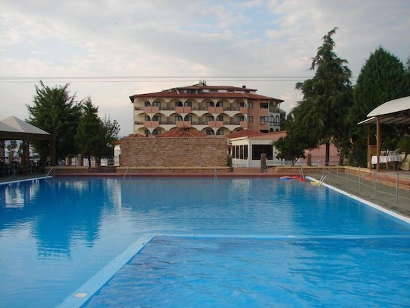 Piscine intérieure, piscine extérieure