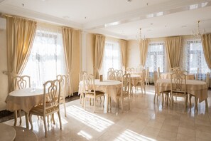 Café da manhã continental todos os dias (RUB 300 por pessoa)