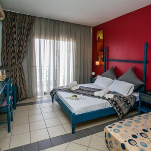 A hotel room with a bed, a desk, and a chair. - Thalassies (Thasos)