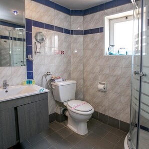 A bathroom with a toilet, sink, and shower. - Thalassies (Thasos)