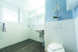 Apartment, 2 Schlafzimmer, Terrasse | Badezimmer | Dusche