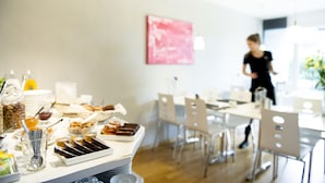 Buffet breakfast for a fee on weekdays - Sky Design Motel (Oberriet)