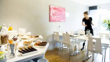 Frühstücksbuffet unter der Woche (10.00 CHF pro Person)