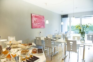 بوفيه فطور في أيام الأسبوع بتكلفة قدرها (10.00 CHF للشخص)