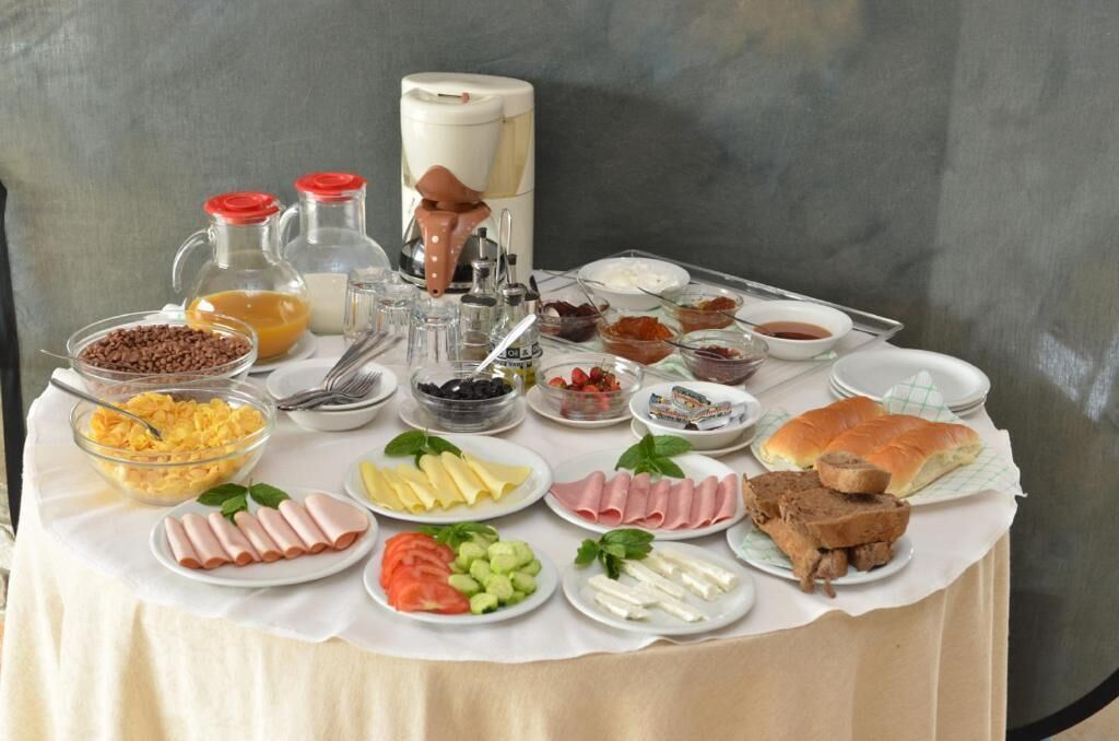 Een buffet met diverse gerechten en toevoegingen.