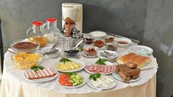 Een buffet met diverse gerechten en toevoegingen.