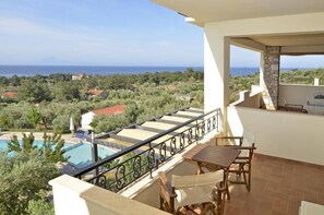 Outdoor dining - Hotel Moonbeam (Thasos)