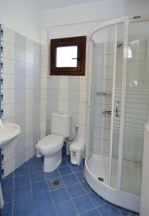 Kamer, 1 twee- of 2 eenpersoonsbedden, uitzicht op zee | Badkamer | Een haardroger, handdoeken, zeep, shampoo