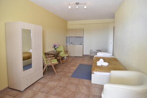 Apartamento, vistas al mar | Escritorio, sistema de insonorización, wifi gratis