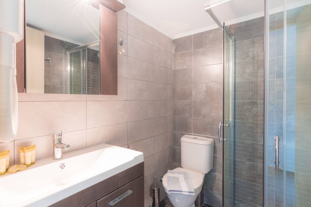 Séchoir à cheveux, serviettes fournies