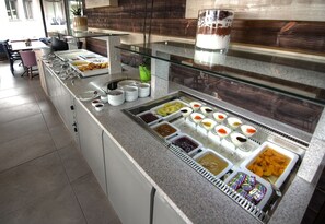 Café da manhã com buffet grátis todos os dias