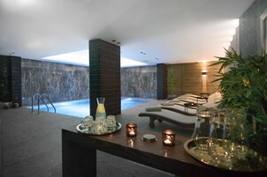 Piscina externa, funciona das 9h às 20h, espreguiçadeiras