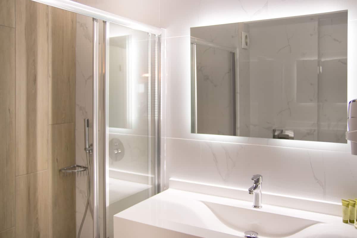 Chambre supérieure double | Salle de bain | Séchoir à cheveux, serviettes fournies