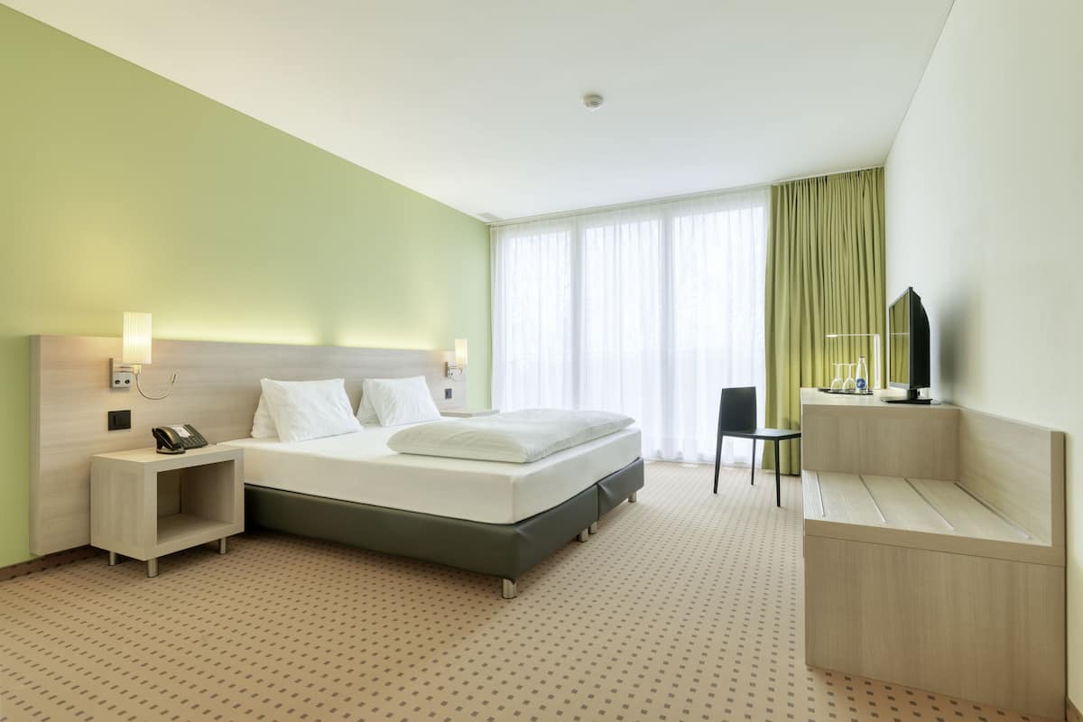 standard double room single use | 1 bedroom, in-room safe, desk, laptop workspace