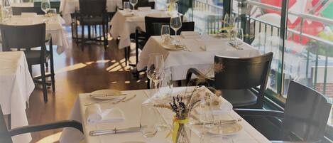 Breakfast, lunch, dinner served; local and international cuisine