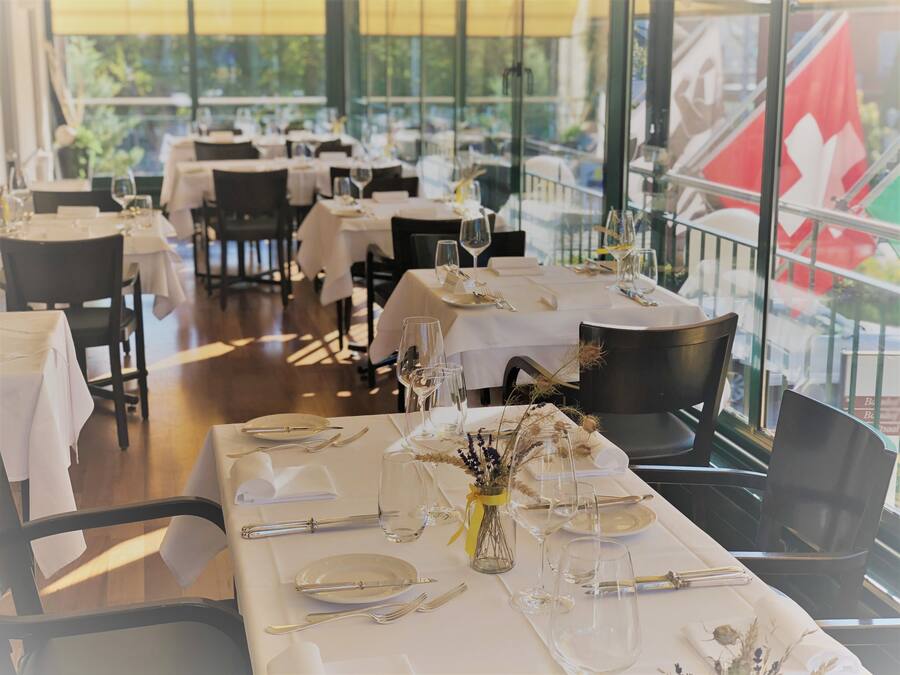 Breakfast, lunch, dinner served; local and international cuisine