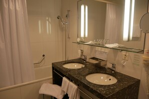 Hair dryer, slippers, towels, soap - Hotel Schwanen (Wil)
