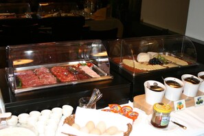 Breakfast buffet - Hotel Schwanen (Wil)