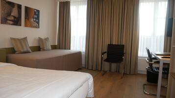 Standaard Twin kamer | Een kluis op de kamer, een bureau, een laptopwerkplek