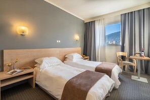 تجهيزات عازلة للصوت ومكواة/لوح كي