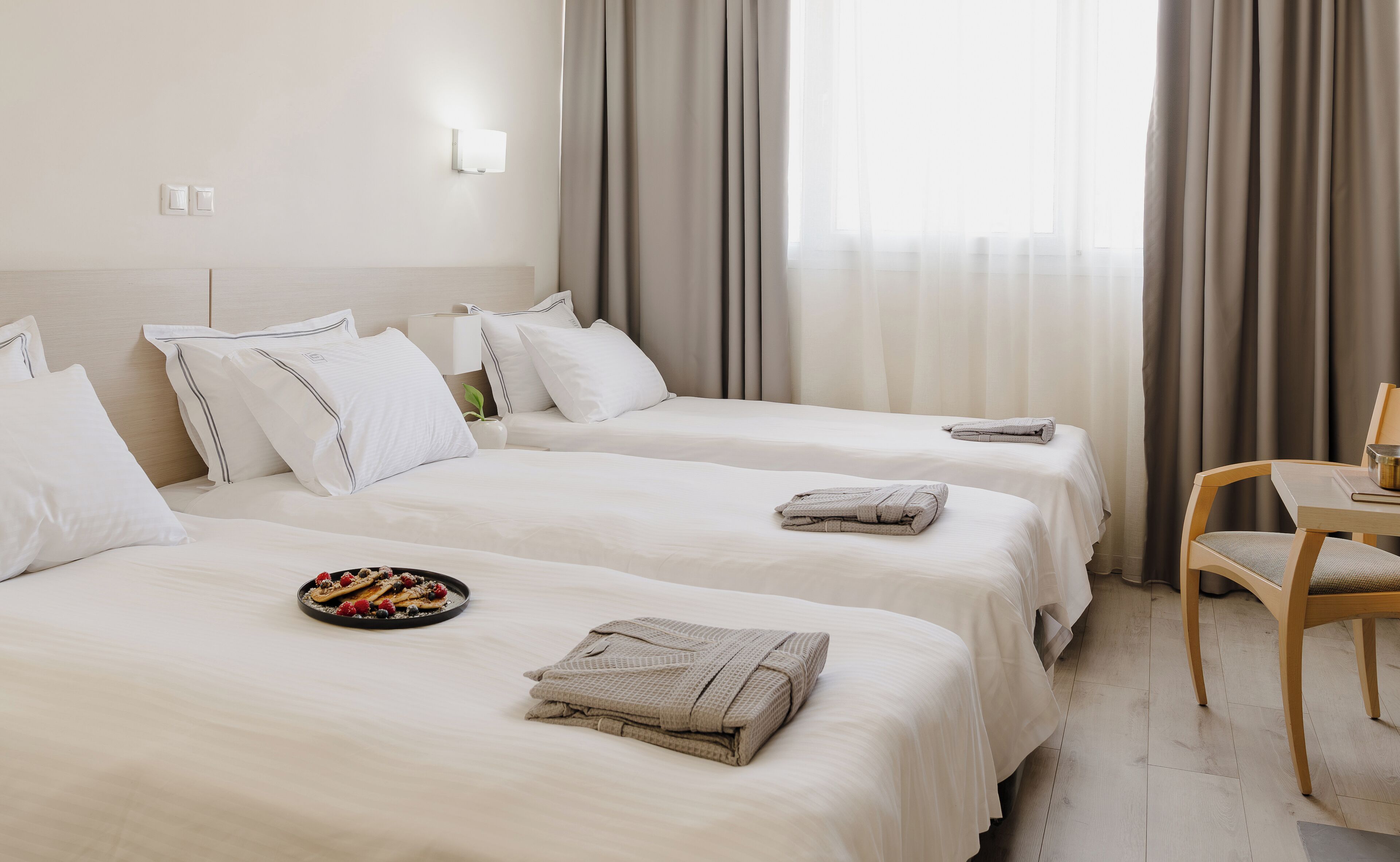 Sistema de insonorización y tabla de planchar con plancha 