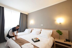 تجهيزات عازلة للصوت ومكواة/لوح كي