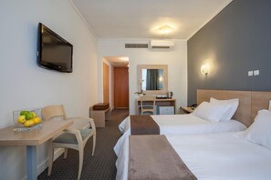 تجهيزات عازلة للصوت ومكواة/لوح كي