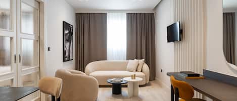 تجهيزات عازلة للصوت ومكواة/لوح كي