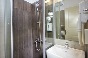 Free toiletries, hair dryer, towels, soap - Kastro Guesthouse (Ioannina)