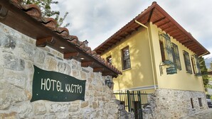 Un muro de piedra con un letrero que dice "HOTEL KACTPO".
