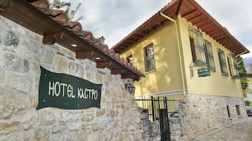 Vista frontal de la propiedad