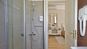 Superior-Doppelzimmer (1st Floor) | Badezimmer | Kostenlose Toilettenartikel, Haartrockner, Handtücher, Seife