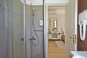 Habitación doble superior (1st Floor) | Baño | Amenidades de baño gratuitas, secadora de cabello, toallas, jabón 
