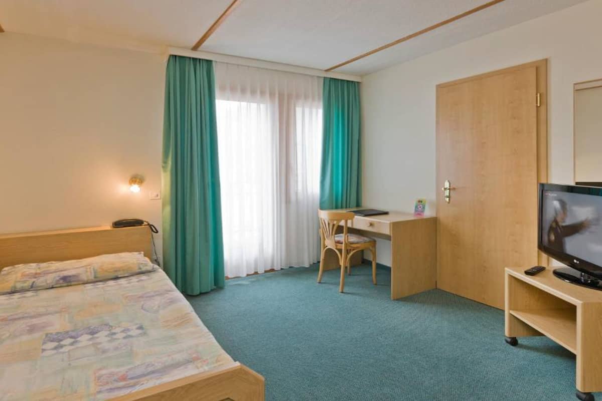 single room | iron/ironing board, free cots/infant beds, free wifi, bed sheets